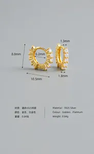Vue macro d'une boucle d'oreille en argent S925 avec opale et dimensions précises