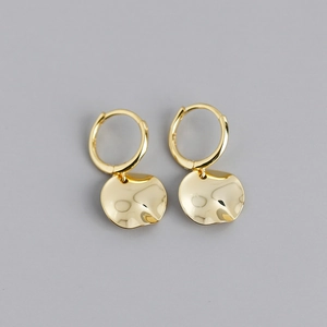 Dettaglio di orecchini a cerchio in argento S925 oro 18K con ciondoli a disco ondulato