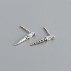 Vue détaillée de boucles d'oreilles en argent S925 avec zircons et cônes polis