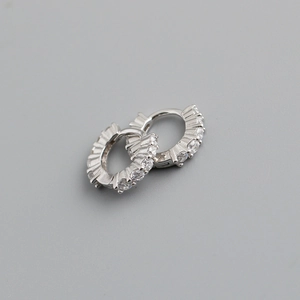 Gros plan de créoles en argent sterling S925 avec pierres en zircone cubique claires