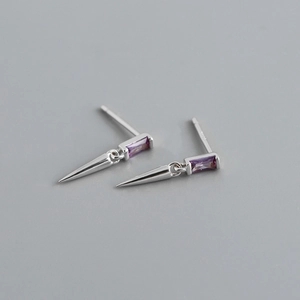 Détail macro de boucles d'oreilles en argent S925 avec zircon violet et pendentifs