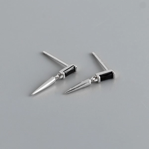 Détail macro de boucles d'oreilles en argent S925 avec zircon noir et pendentif conique