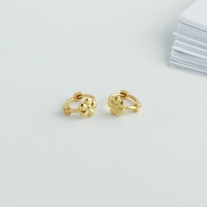 Detail van S925 sterling zilveren bloem oorringen met een luxe matte gouden afwerking