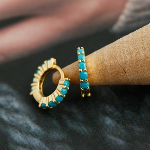 Boucles d'oreilles Huggie en argent S925 doré avec pierres turquoise sur support bois