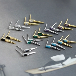 Vue macro de boucles d'oreilles en argent S925 avec zircons carrés et pendentifs cônes
