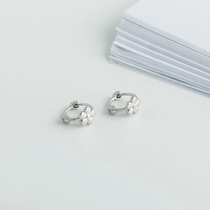 Detail van S925 sterling zilveren bloem oorbellen met een hoogglans gepolijste afwerking