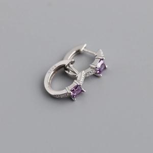 Detail van S925 zilveren oorringen met vierkante paarse zirkoon en pave gezette steentjes