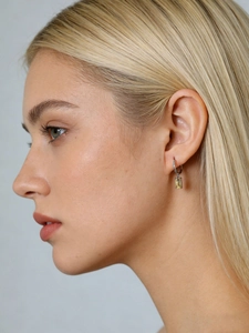 Détail d'une boucle d'oreille en argent S925 avec zircon jaune sur un mannequin