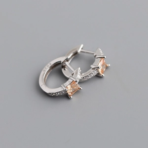 Detail van S925 zilveren oorringen met champagne vierkante zirkoon en fijne pavee-zetting