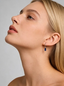 Gros plan de boucles d'oreilles huggies en argent S925 avec pendentifs zircon bleu rectangulaires