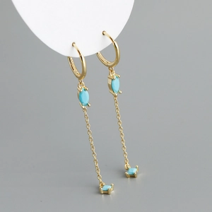 Dettaglio di orecchini a nappa in argento S925 con pietre di zircone verde brillante