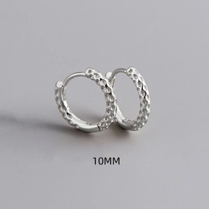 Macro-detail van 10mm S925 sterling zilveren oorringen met een gehamerde textuur