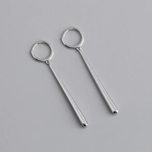 Dettaglio degli orecchini in argento sterling S925 con pendente a goccia e finitura lucida