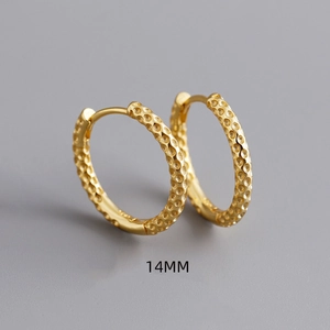 Detail van 14mm S925 zilveren oorringen met getextureerde gouden honingraatafwerking