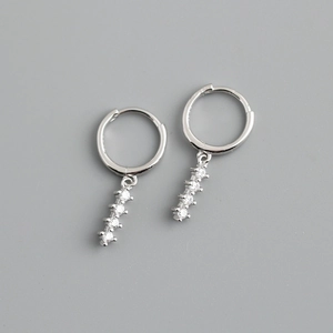 Gros plan de créoles en argent sterling S925 avec quatre zircons cubiques transparents