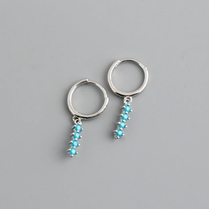 Détail de boucles d'oreilles en argent 925 avec quatre zircons bleus en dégradé vertical