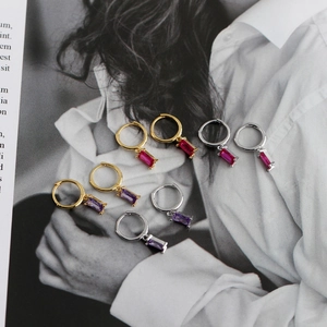 Détail de boucles d'oreilles créoles S925 en argent avec zircon sur magazine de mode
