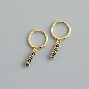 Détail de boucles d'oreilles créoles en argent S925 avec pendentifs en zircone noir élégant
