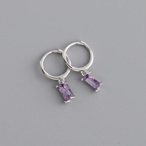 Dettaglio di orecchini a cerchio in argento S925 con pendente in zircone viola