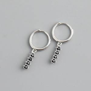 Détail de boucles d'oreilles en argent S925 avec pendentifs verticaux en zircon noir