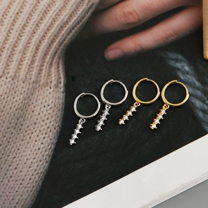 Vue détaillée des boucles d'oreilles créoles en argent S925 avec pendentifs en zircone