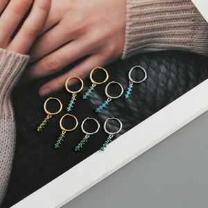 Vue détaillée de boucles d'oreilles en argent S925 doré et argenté avec zircons colorés