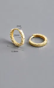 Tabla de tallas detallada para pendientes de aro de plata S925 con textura de diamante