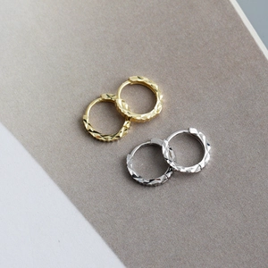 Detalle de los pendientes de aro en plata 925 dorada y plateada con diseño diamantado