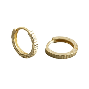 Pendientes de aro en plata S925 chapada en oro con textura geométrica facetada