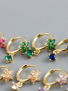 Vue détaillée des boucles d'oreilles fleurs en argent S925 avec zircons colorés