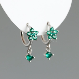 Macro de boucles d'oreilles fleur en argent S925 avec zircons verts émeraude