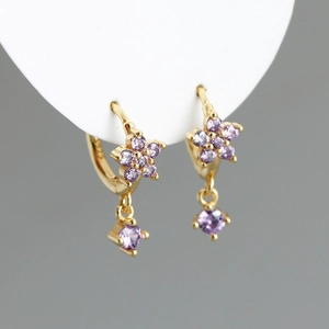 Gros plan de boucles d'oreilles fleur en argent S925 avec zircons violets