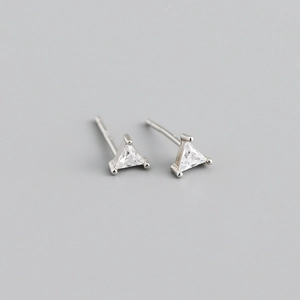 Vue détaillée de boucles d'oreilles clous en zircone triangulaire et argent 925