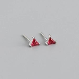 Vue détaillée des boucles d'oreilles en argent 925 avec zircons rouges taillés en triangle