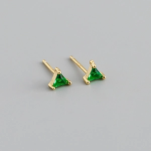 Détail macro du clou en argent S925 avec une pierre de zircon vert triangulaire