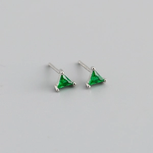 Vue macro détaillée de boucles d'oreilles en argent S925 avec zircons verts triangulaires