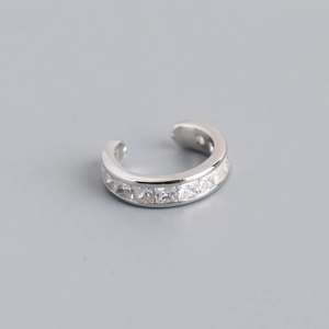 Detailansicht der S925 Sterlingsilber-Ohrmanschette mit quadratischen Zirkonia-Steinen