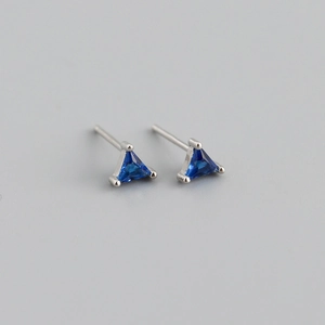 Détail de boucles d'oreilles triangle en zircon bleu avec monture en argent S925