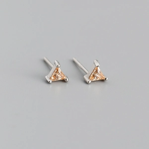 Vue détaillée des boucles d'oreilles zircon triangle champagne avec monture argent