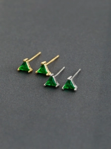 Vue macro de clous d'oreilles triangle S925 émeraude montrant le poinçon et les pierres