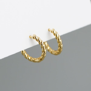 Macro view of twisted rope texture and polished gold finish on s925 silver earrings