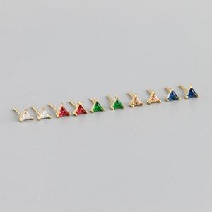 Vue détaillée des clous d'oreilles triangle en zircon coloré avec poinçon argent S925