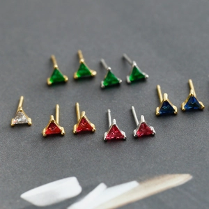 Boucles d'oreilles triangle en argent S925 avec zircones colorées et serti à 3 griffes