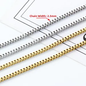 Dettaglio macro di catene veneziane da 2,5 mm in acciaio inossidabile oro e argento