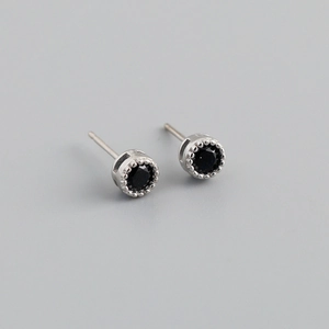 Boucles d'oreilles en argent S925 avec zircon noir rond et bordure perlée élégante
