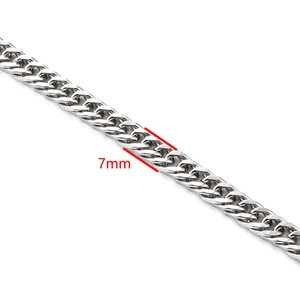 Détail d'une chaîne gourmette en acier inoxydable de 7mm avec finition argent polie