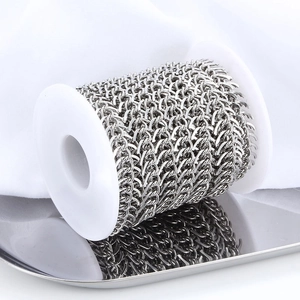 Carrete de cadena de acero inoxidable pulido para joyería DIY sobre bandeja de plata