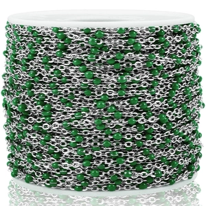 Vista macro de cadena de acero inoxidable plateado con cuentas de esmalte verde