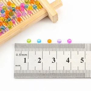 Primer plano de cuentas de vidrio de colores de 2mm con regla para medir tamaño