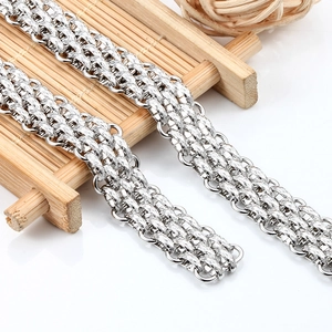 Drierijige zilveren roestvrijstalen Cubaanse ketting met getextureerd patroon